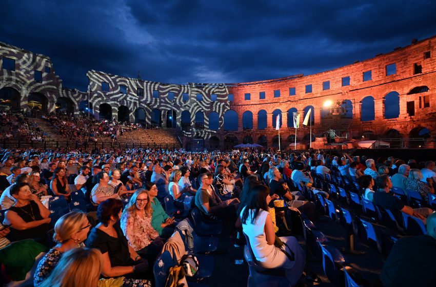 Audience Stays at the Arena Through Rain for Fiume o morte!, Bumblebee’s Summer Leading with the Audience, Fiume! Leading with the Critics